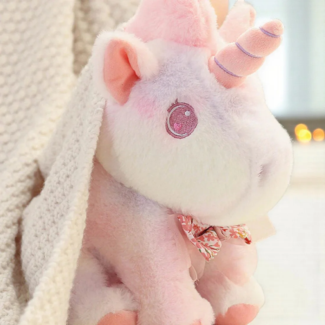 Peluche licorne pastel pour enfant avec nœud fleuri – Image 2